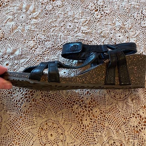 Teva size 8 black sandals - Picture 4 of 5